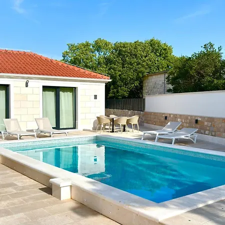 Summer Breeze Villa *